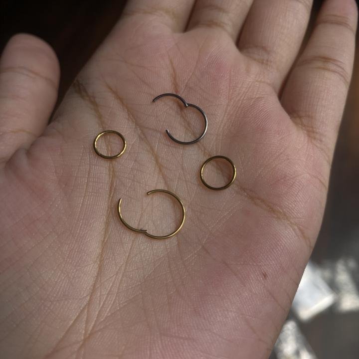 Hania amir nose ring