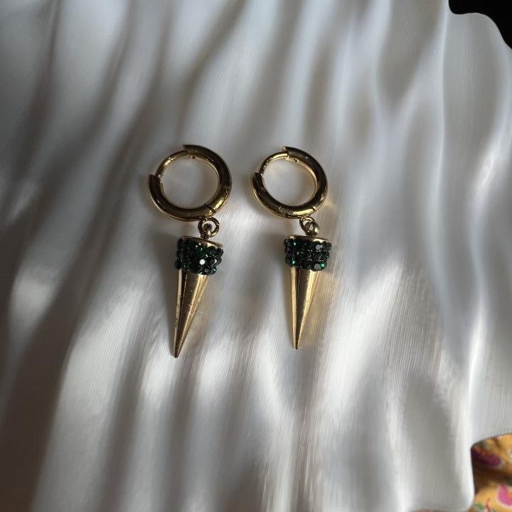 Emerald cone hoops