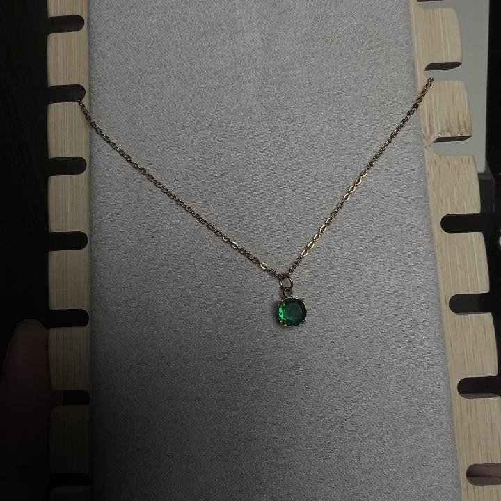 emerald round necklace