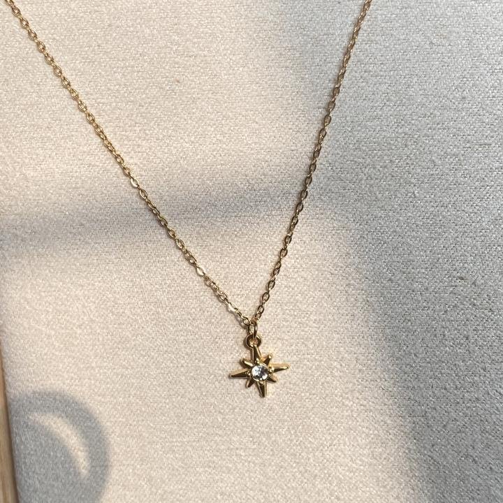 Tiny star necklace